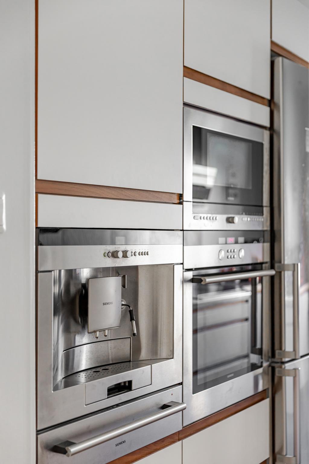 Inbyggda maskiner i praktisk höjd, kaffemaskin, ugn och mikro