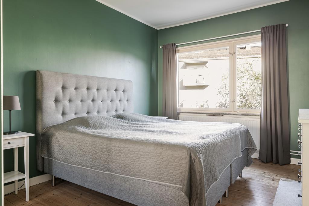 Rymligt sovrum med vackert trägolv