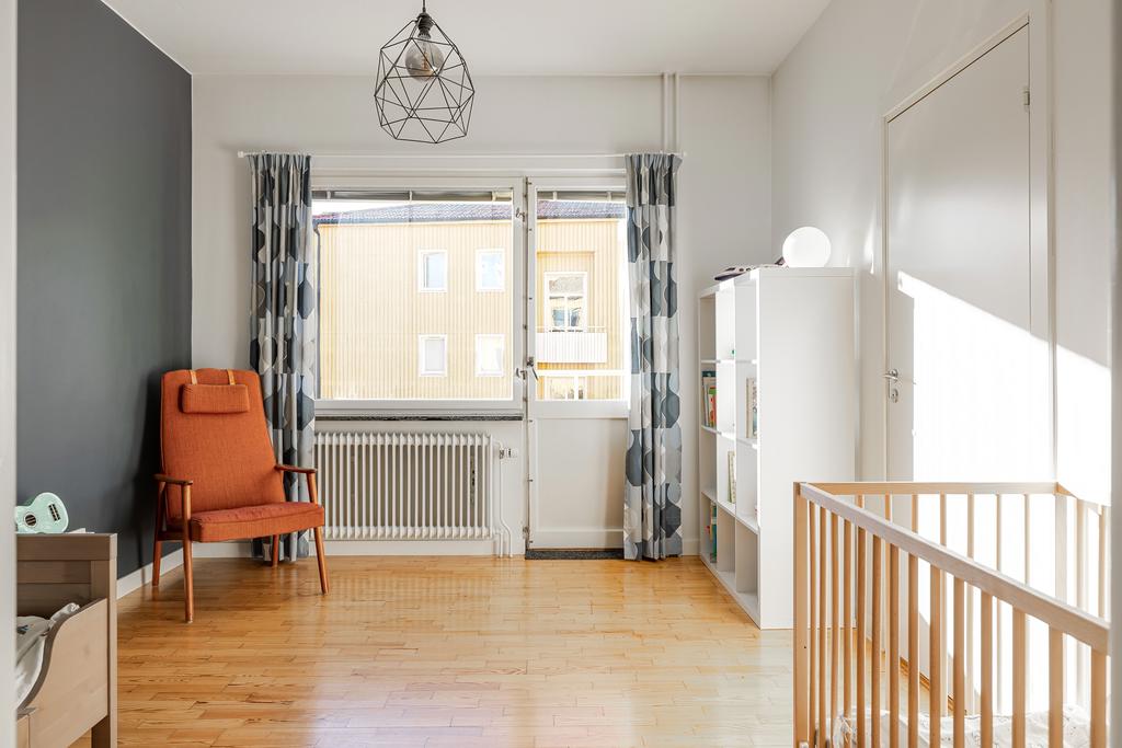 Härifrån nås bostadens balkong