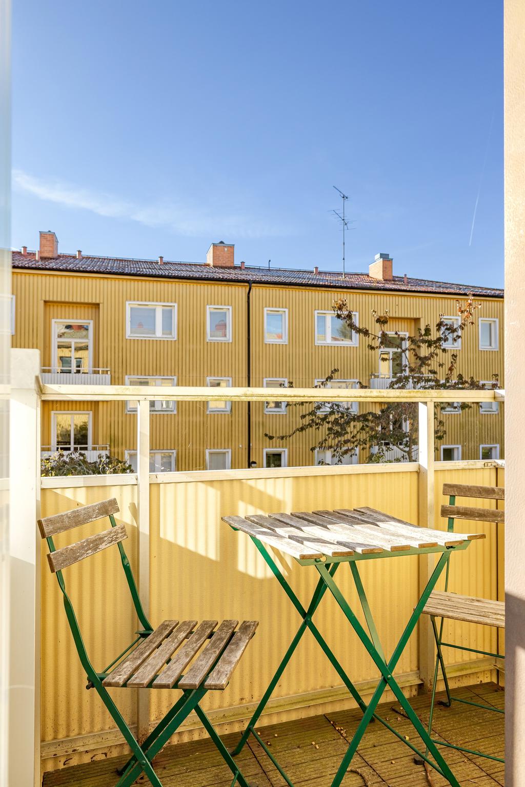 På balkongen får man plats med ett caféset