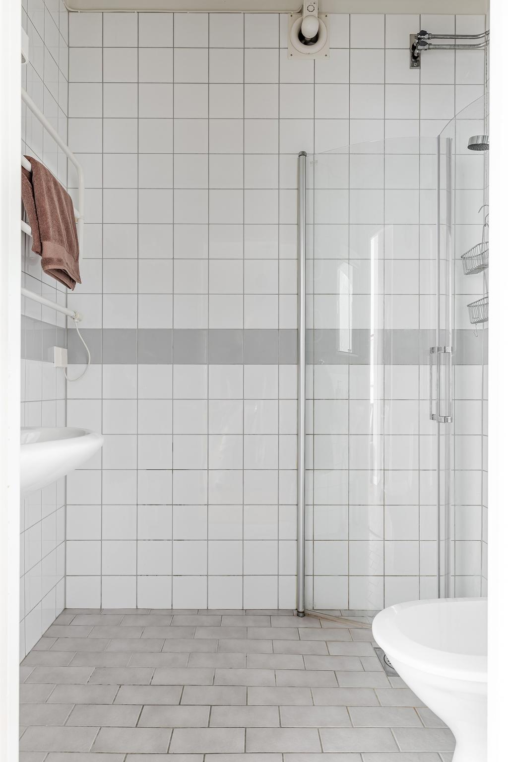 Duschrummet är helkaklat