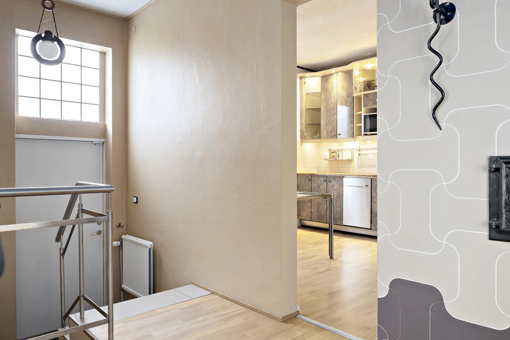 Vardagsingång från baksidan med trappa till källaren