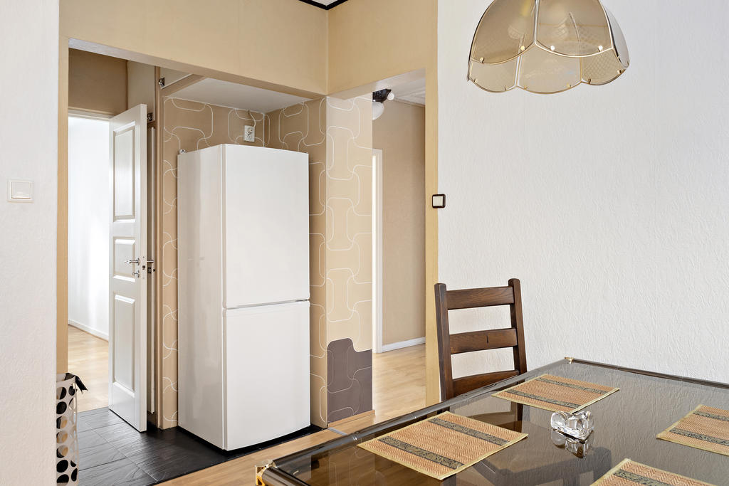 Matplats i kök mot sovrum 2 och badrum