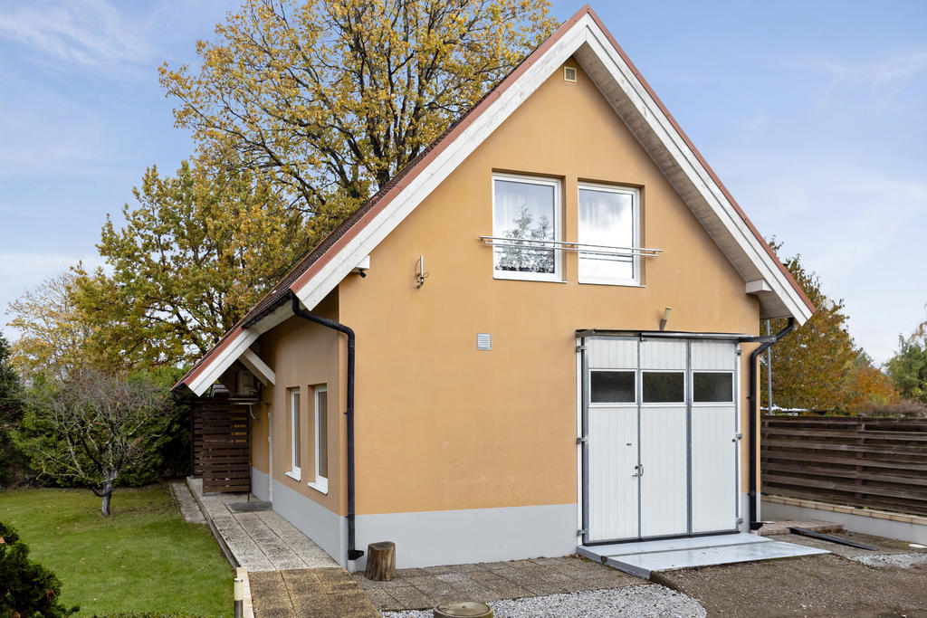 Sidobyggnad med garage och lägenhet 