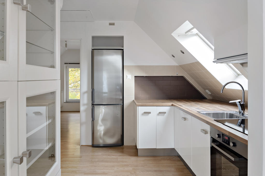 Ovanplan med lägenhet. Kök.