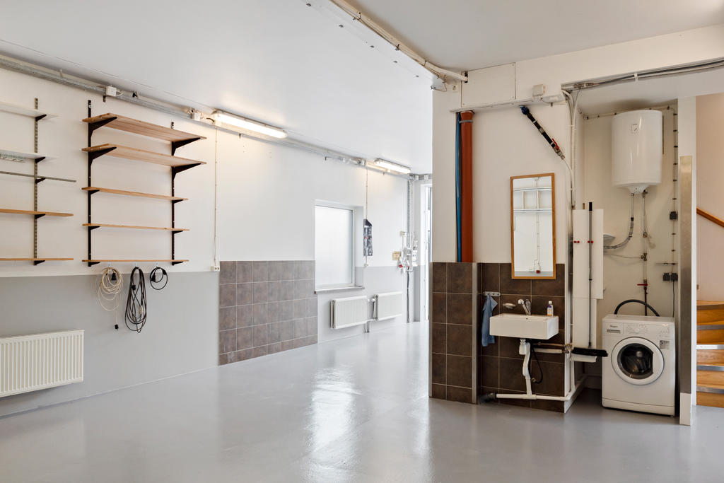 Garage med tvättmöjlighet och trappa till lägenhet