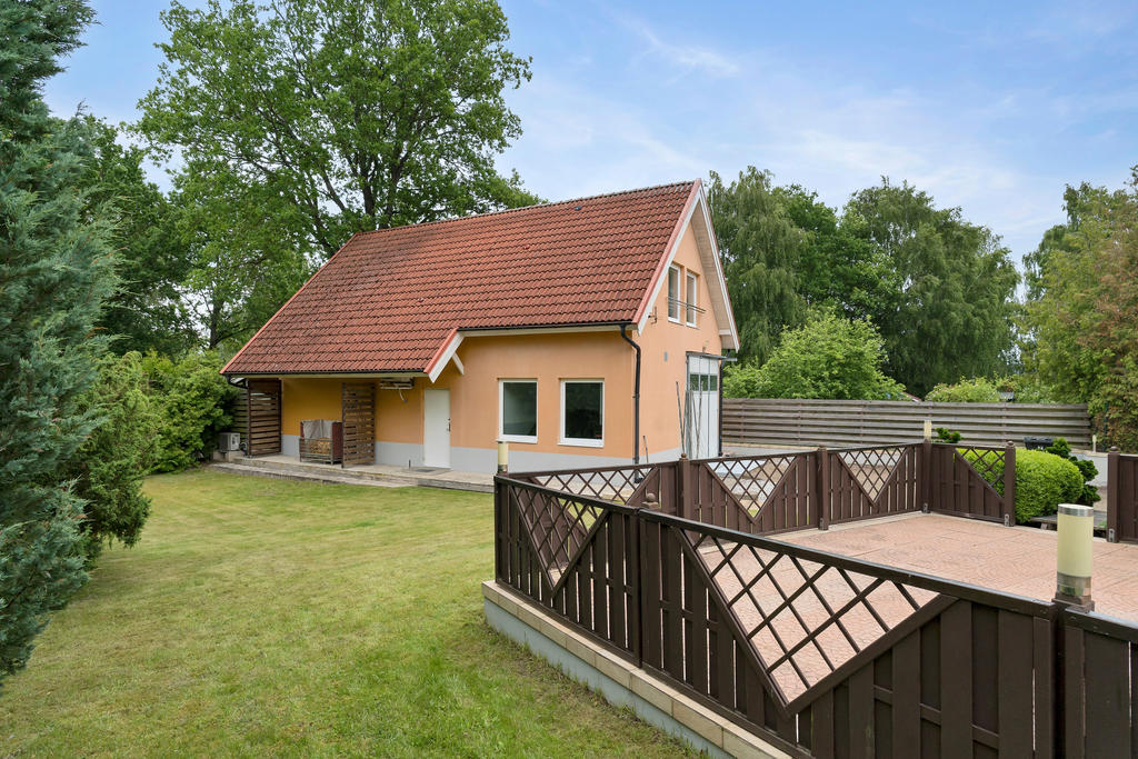 Sidobyggnad med garage och lägenhet 