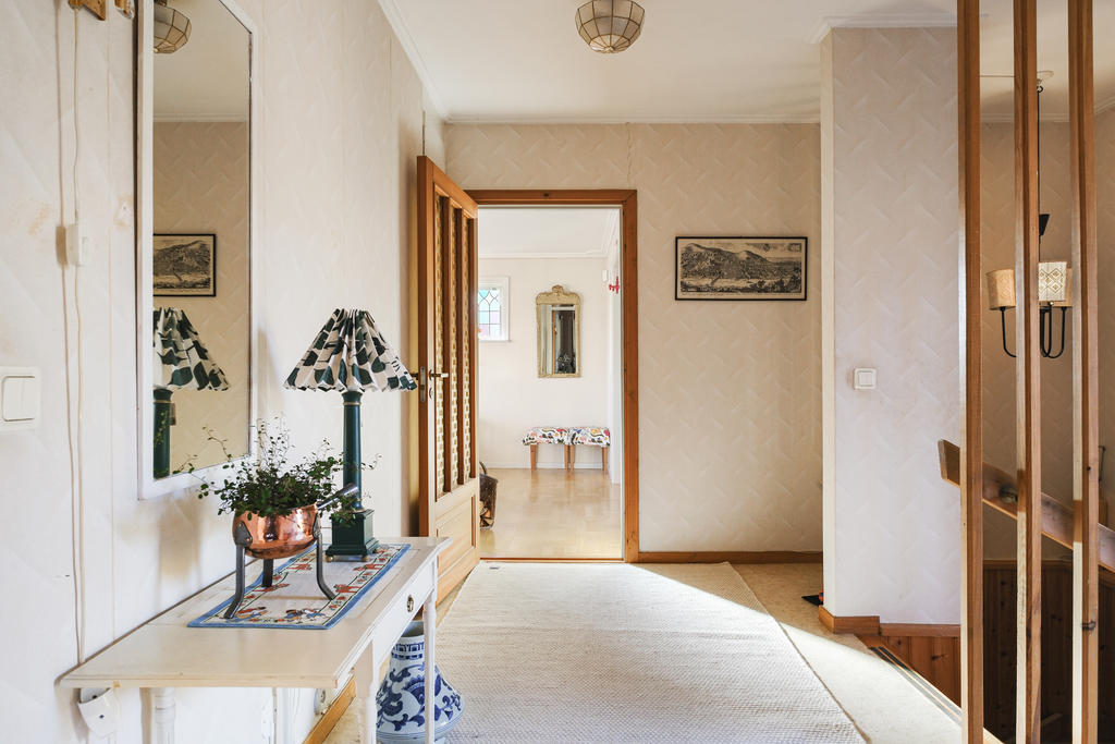 Vy mot vardagsrum från hall