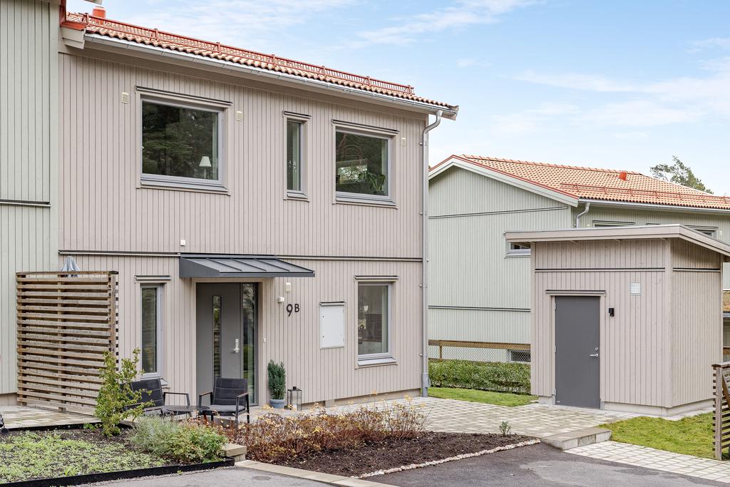 Entré med stenlagd uteplats. Separat trädgårdsförråd.