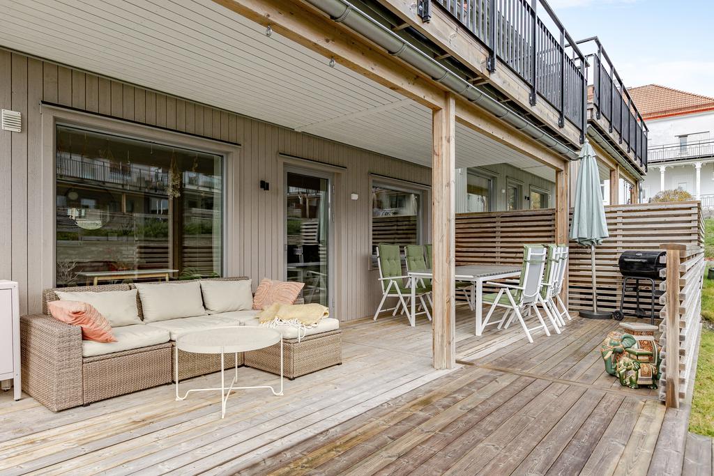 Stor altan under tak