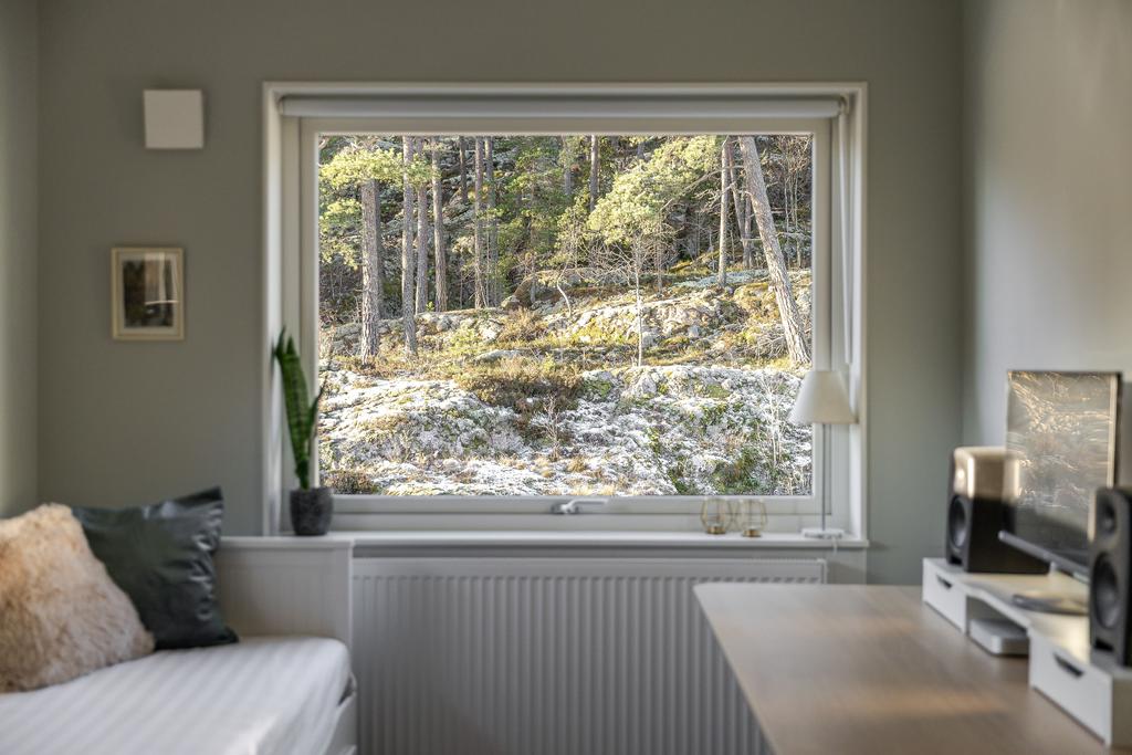 Två av sovrummen har rofylld utsikt mot skogen. 