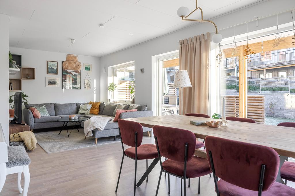 Stort rum för vardagsrum med stora fönster