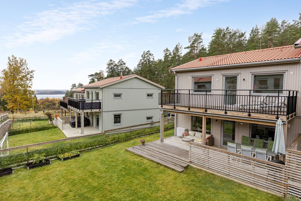 Vy mot Bråvikens vatten. Vackert året om. 