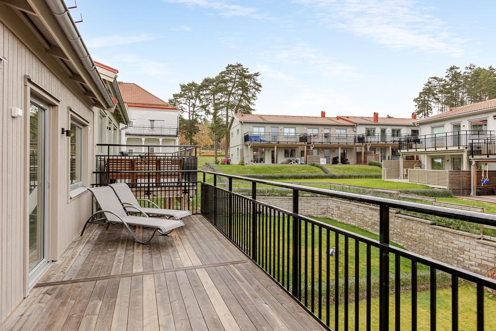 Balkong på övervåningen med utgång från allrummet. 