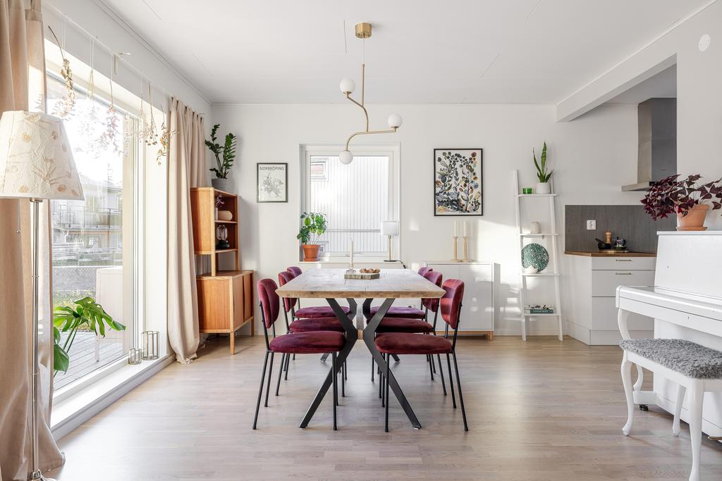 Stora fönster i två väderstreck vid matplatsen. 