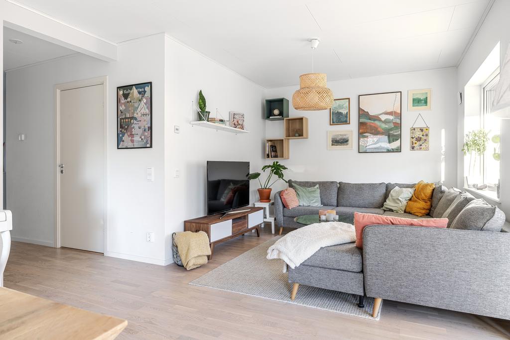 Vardagsrummet. Utgång till altan på baksidan. 