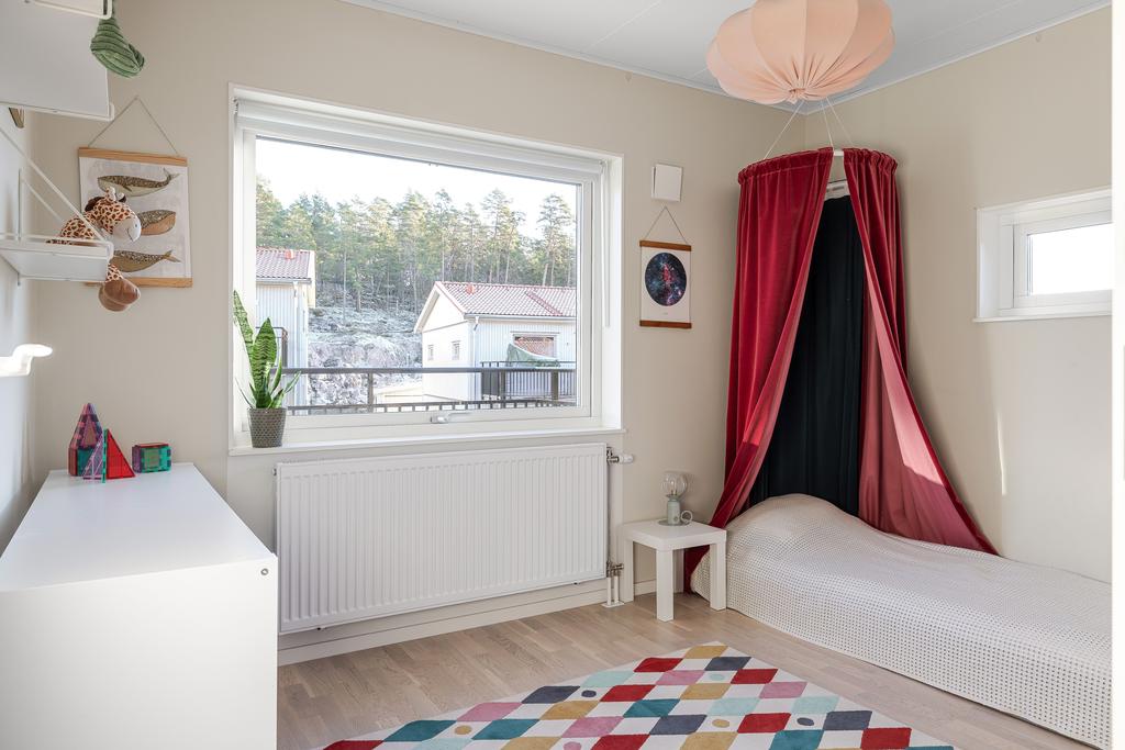 Sovrum nr två av tre. Ljusinsläpp från två håll med fönster på gaveln. 