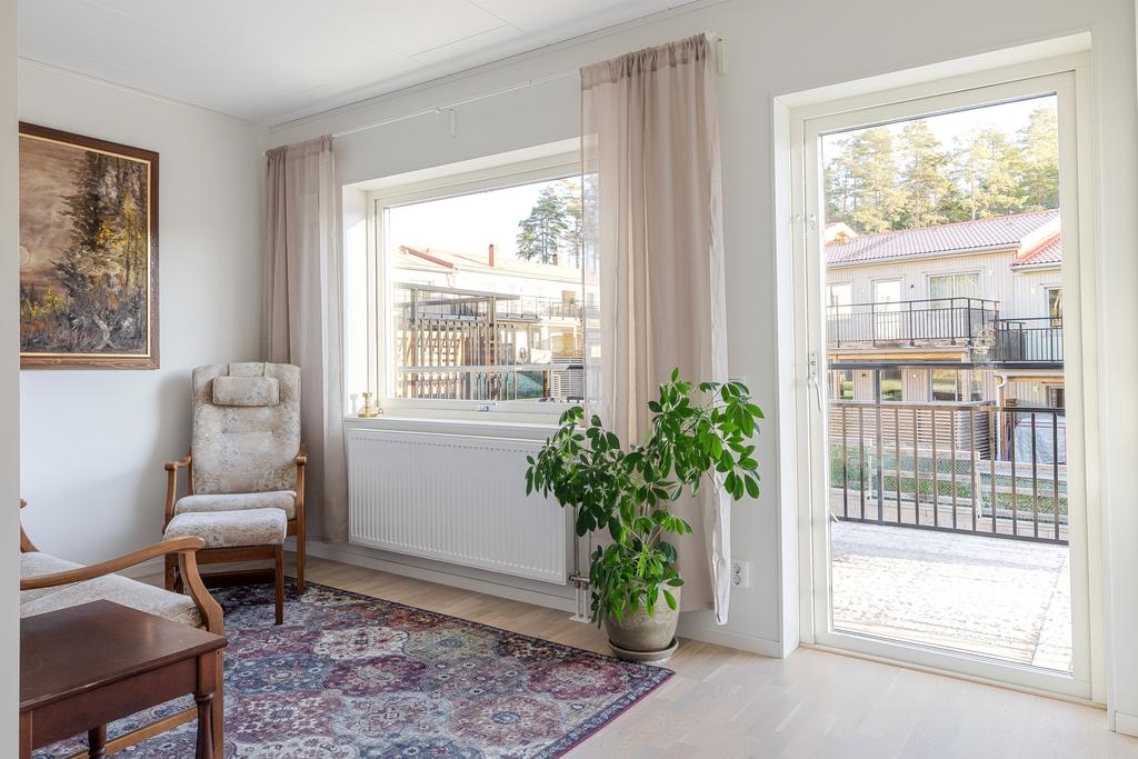 Allrum med utgång till balkongen.
Möjligt att göra till ett fjärde sovrum på övreplan.  