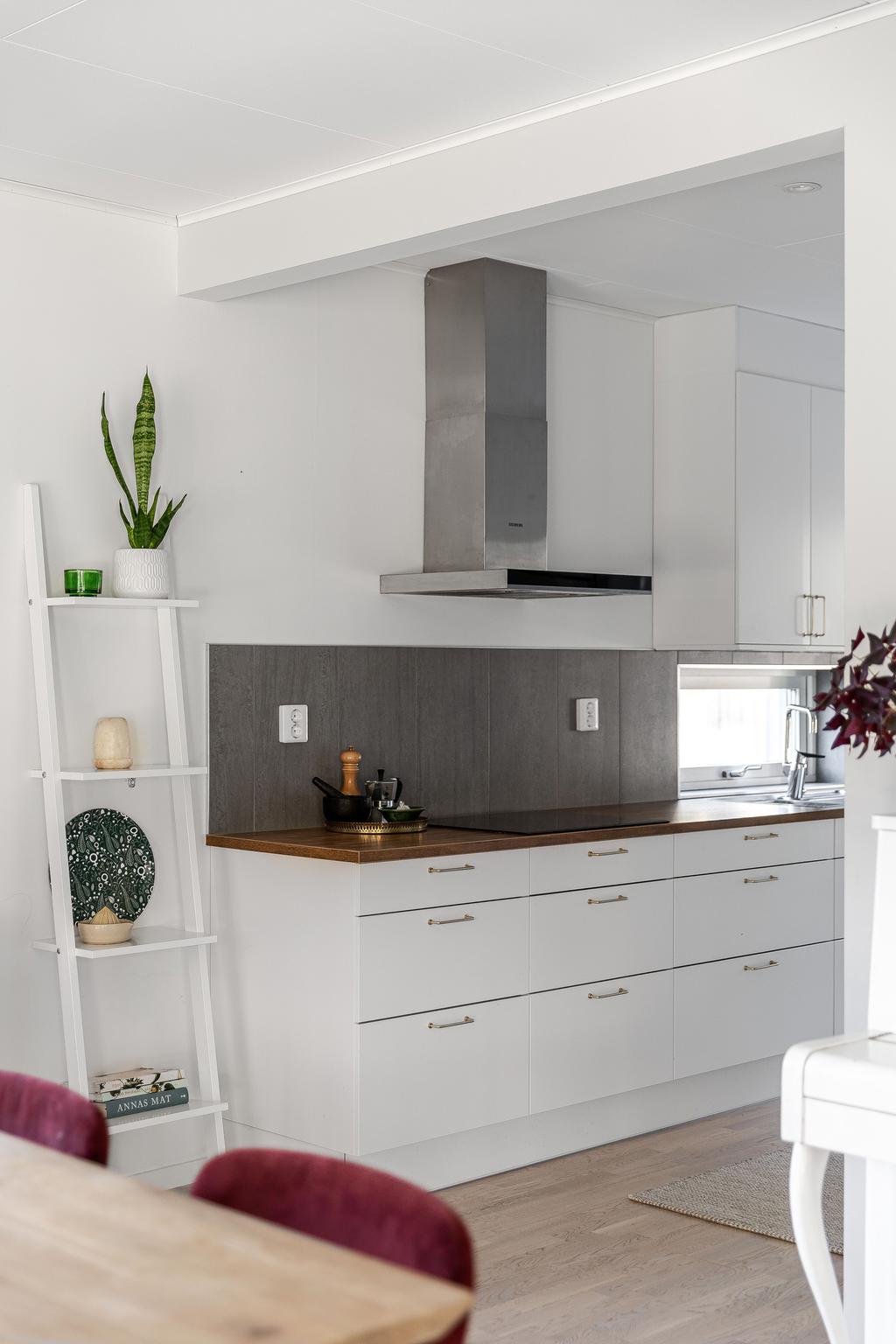 Detalj mot köket. Öppen planlösning i vinkel. 