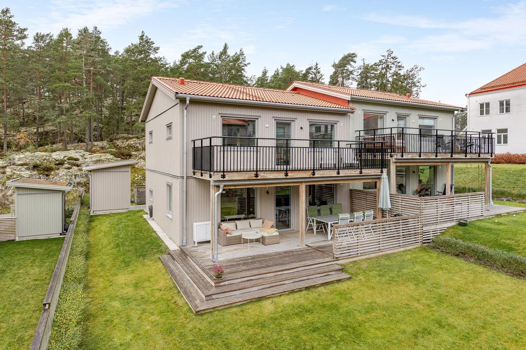 Tomt i rakt söderläge. Perfekt för odlingslådor längs gaveln. 