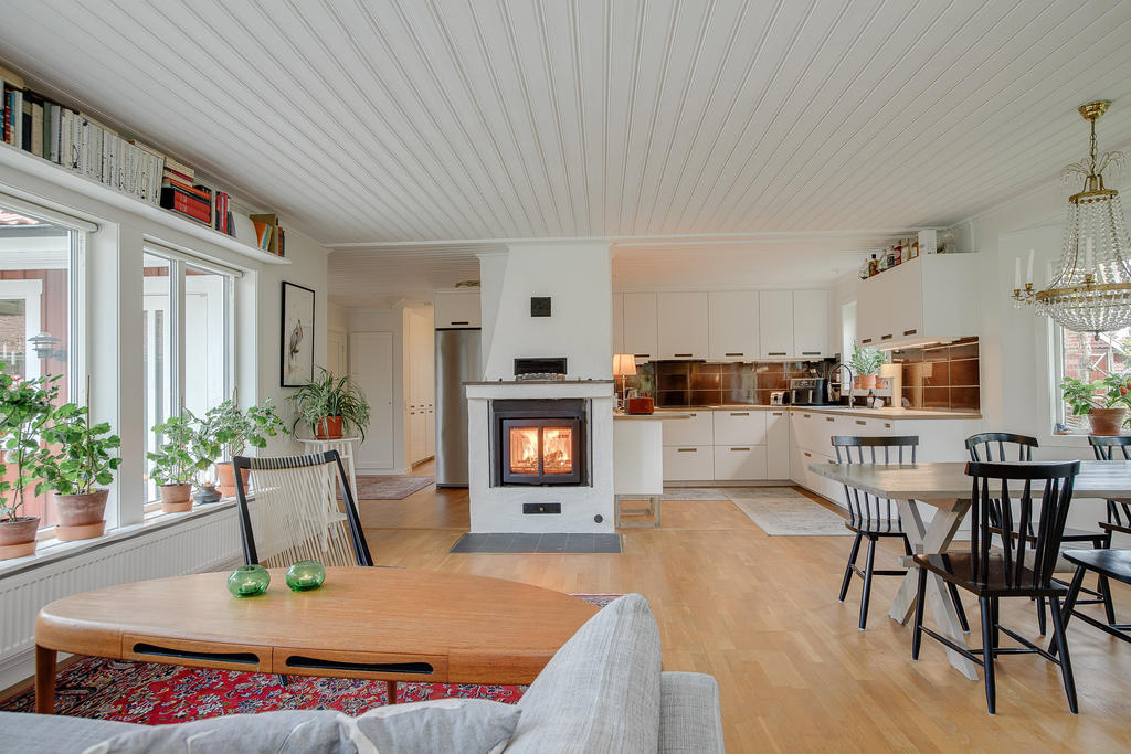 Vardagsrum med värmande kamin, 