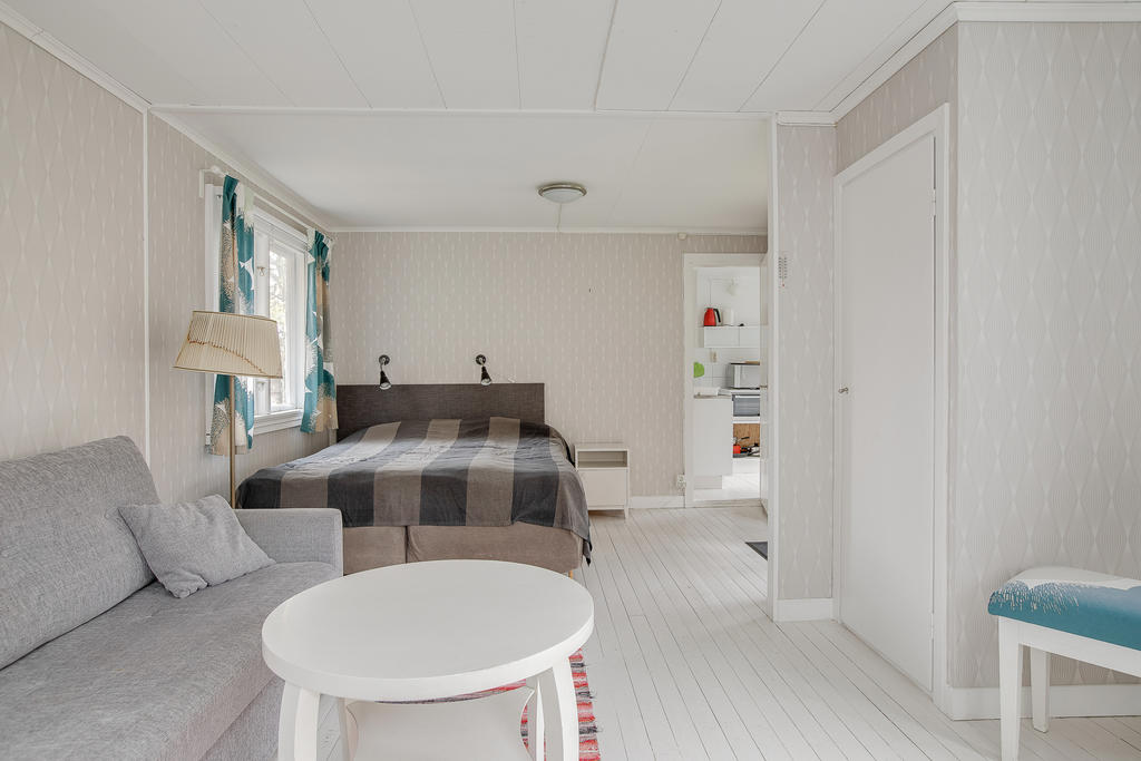 Vardagsrumsdel mot sovrumsdel i gäststugan, 