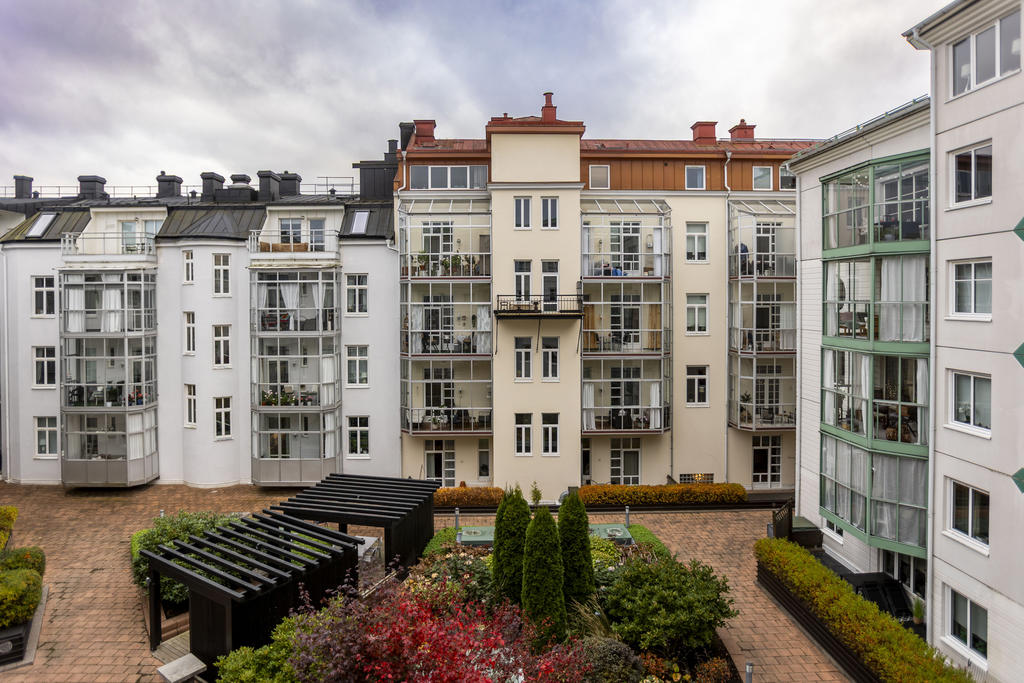 Vy från balkongen mot den fina innergården