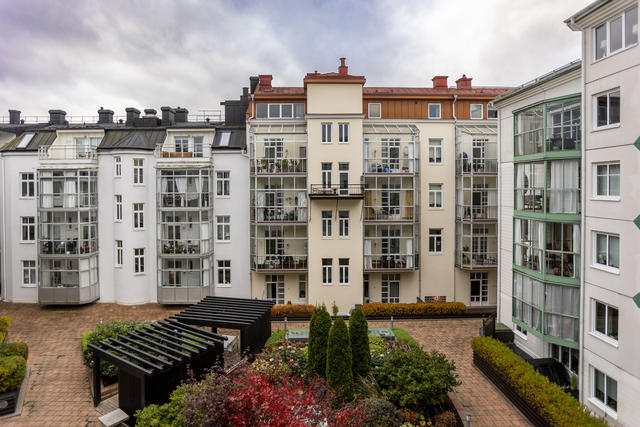 Vy från balkongen mot den fina innergården