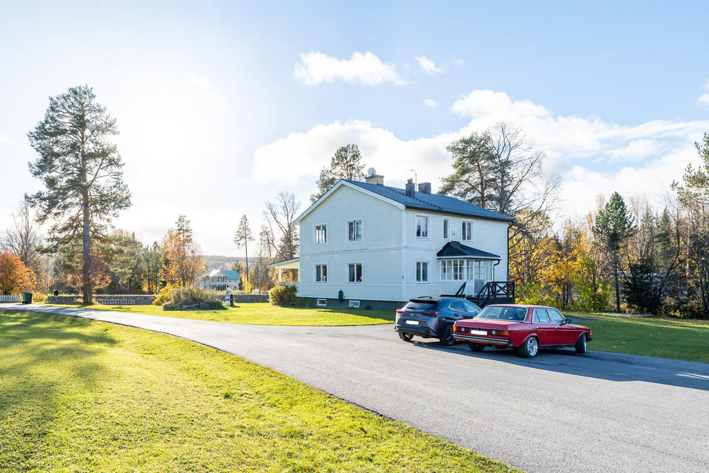 Praktiskt med asfalterad uppfart och gott om parkeringsmöjligheter 