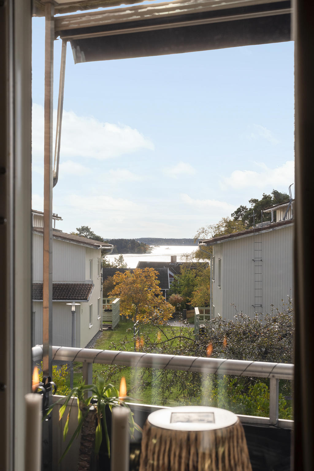 Balkongen i söderläge med utsikt över inloppet!