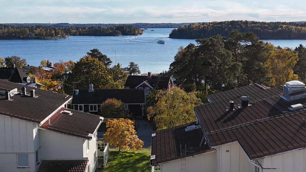 Njut av att se båtarna stäva förbi!