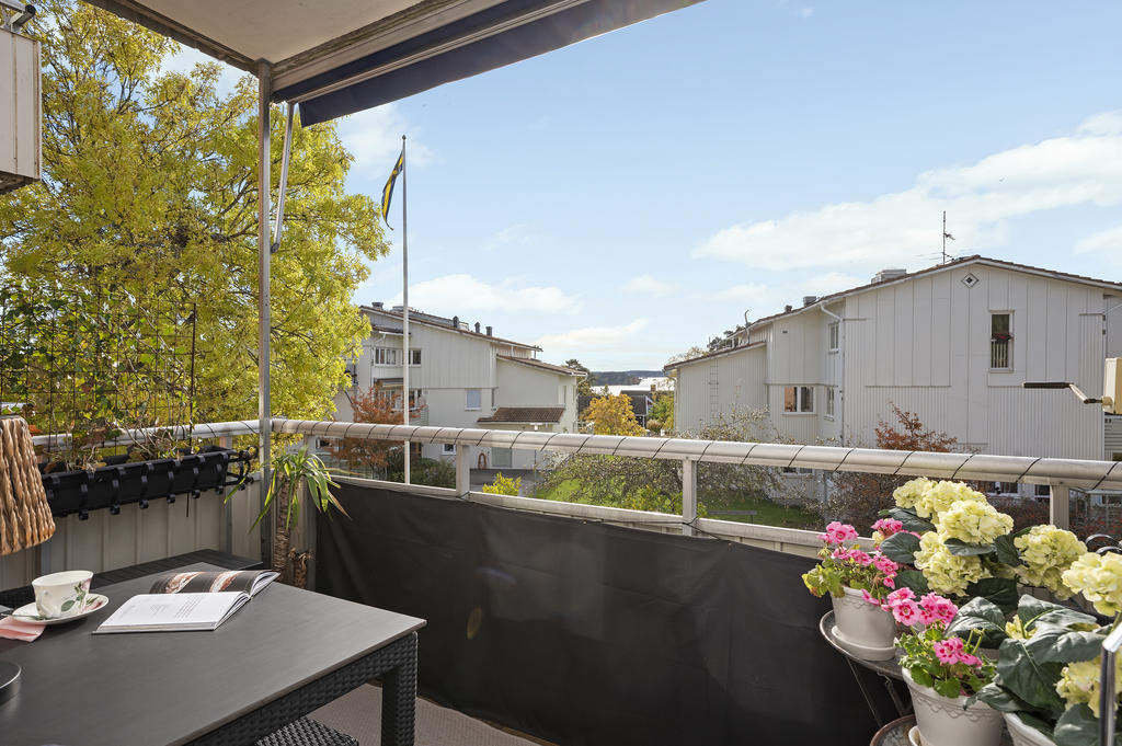 Balkongen i söderläge ligger skyddat och har också markis