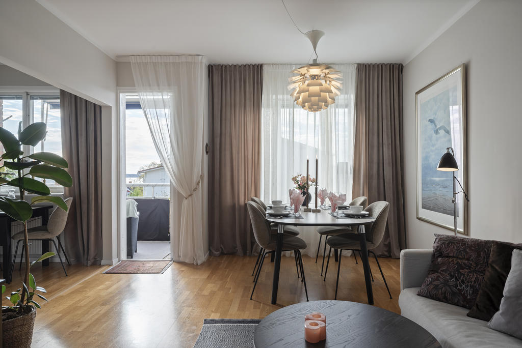 Här står dörren ut mot balkongen oftast öppen sommartid!