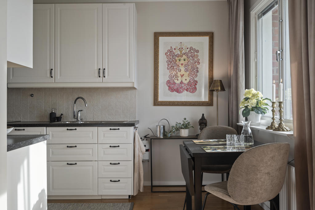 Trivsamt kök med moderna vitvaror. Samtliga luckor har lackerats om. 