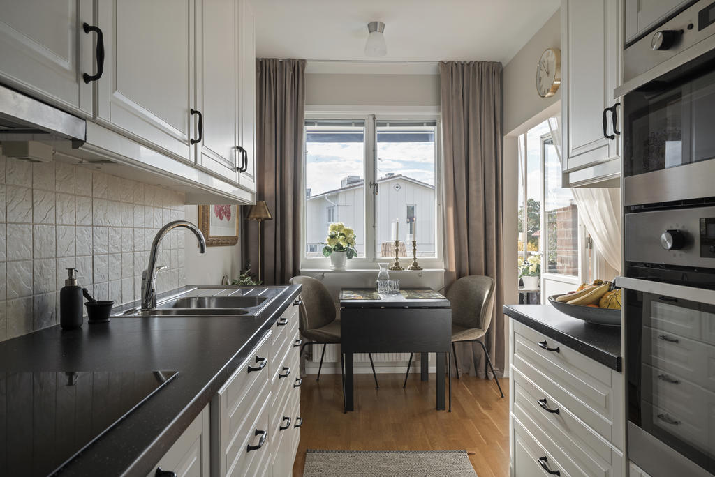 Bra förvaringsytor samt en harmonisk plats för lilla köksbordet