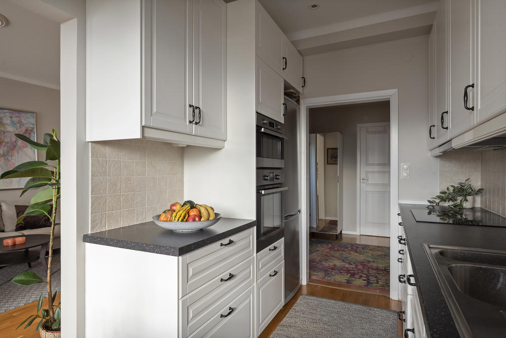 Vy från köket mot entréhallen