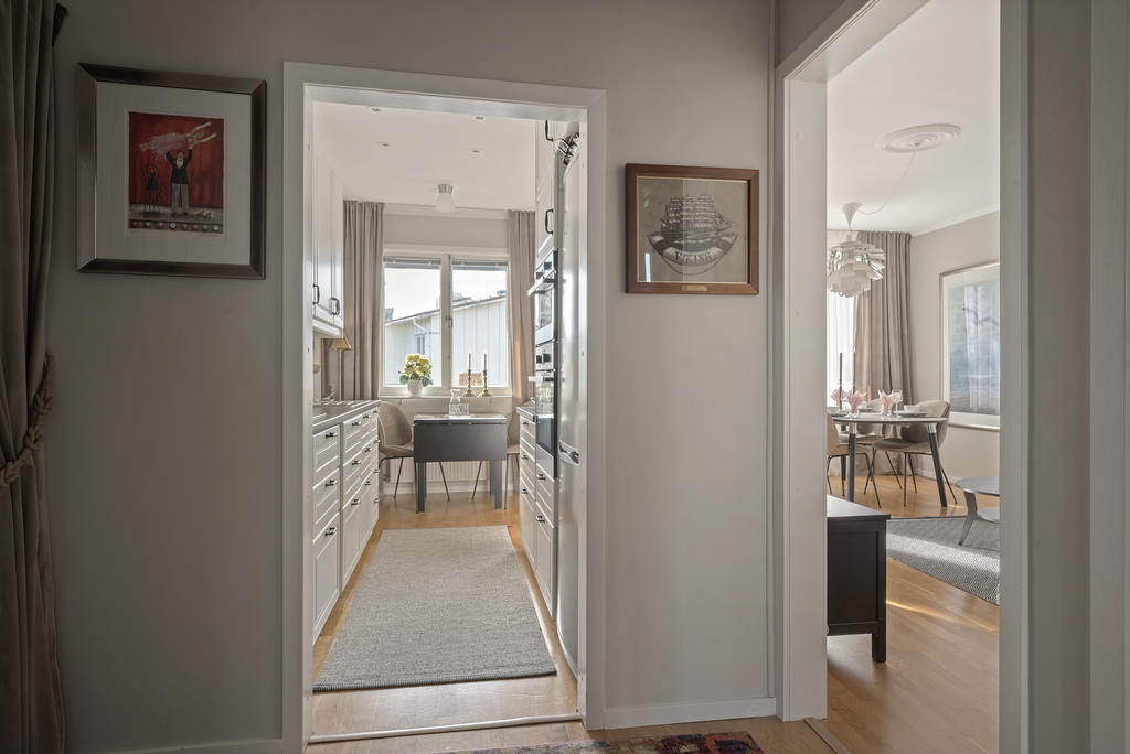 Vy från hallen mot vardagsrum och kök