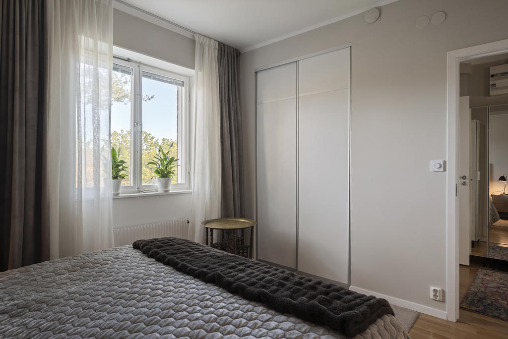 Inbyggd garderob med skjutdörrar