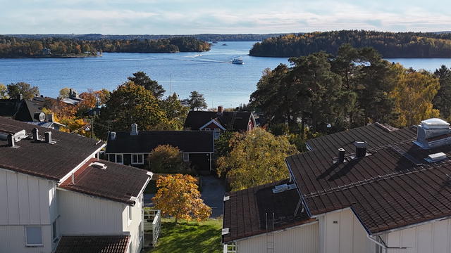 Njut av att se båtarna stäva förbi!