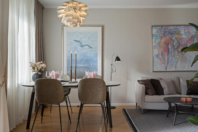 Vardagsrummet som öppnar upp mot köket har gott om plats för ett middagsbord