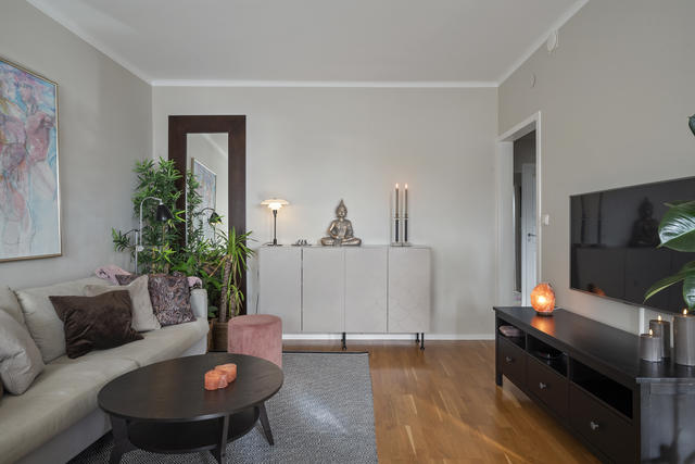 Lägenheten har genomgående fått ytskikten nymålade. Fin ekparkett i hela lägenheten