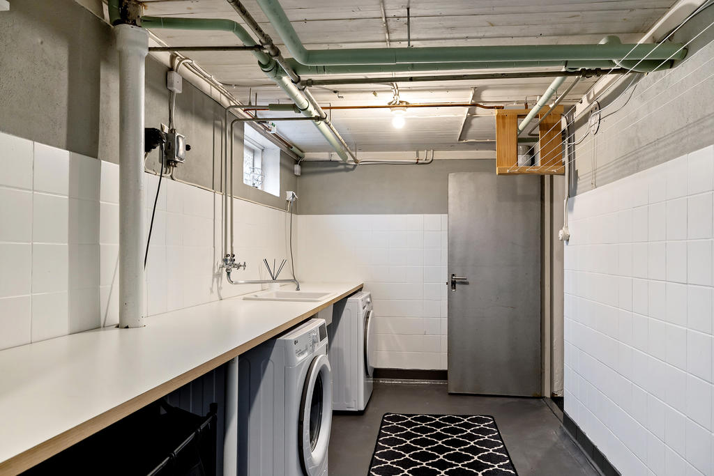 Rymlig tvättstuga i källare
