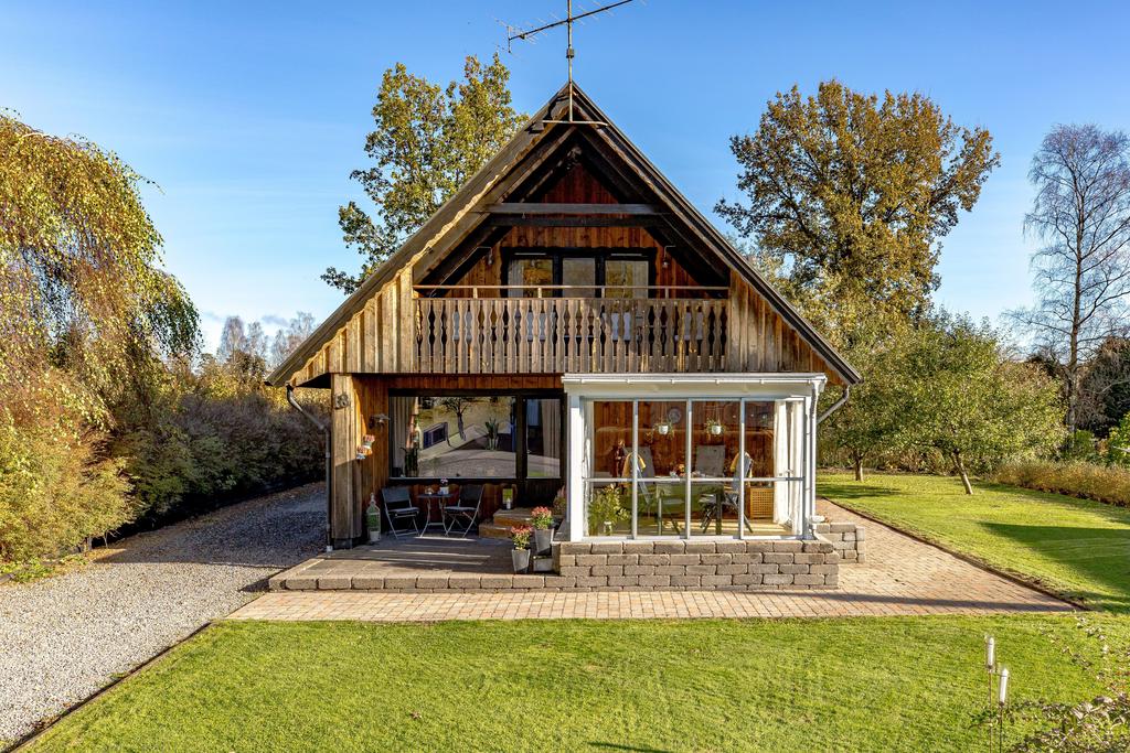 På husets gavel finns både uterum och en stensatt plats att sitta och njuta av solen.