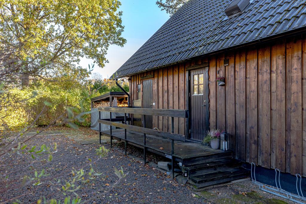 Entrétrappan på husets gavel. Precis intill kan du parkera bilen.