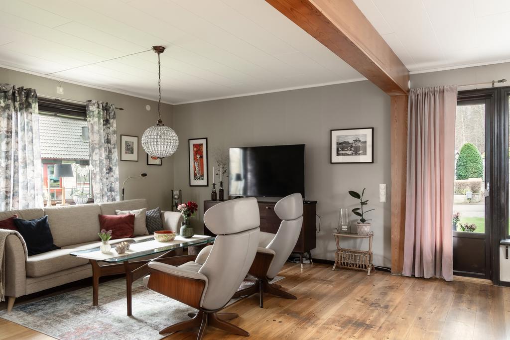 Stort vardagsrum  med plats för både TV hörna och matplats.