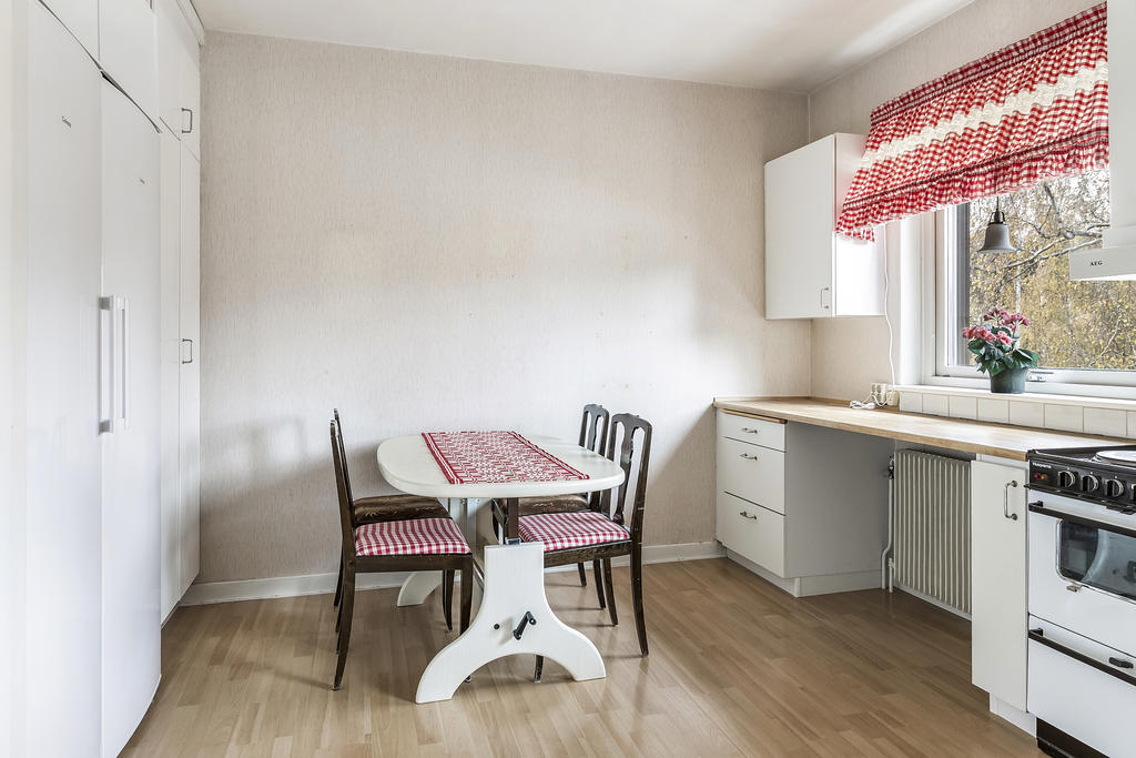 Kök med plats för matbord