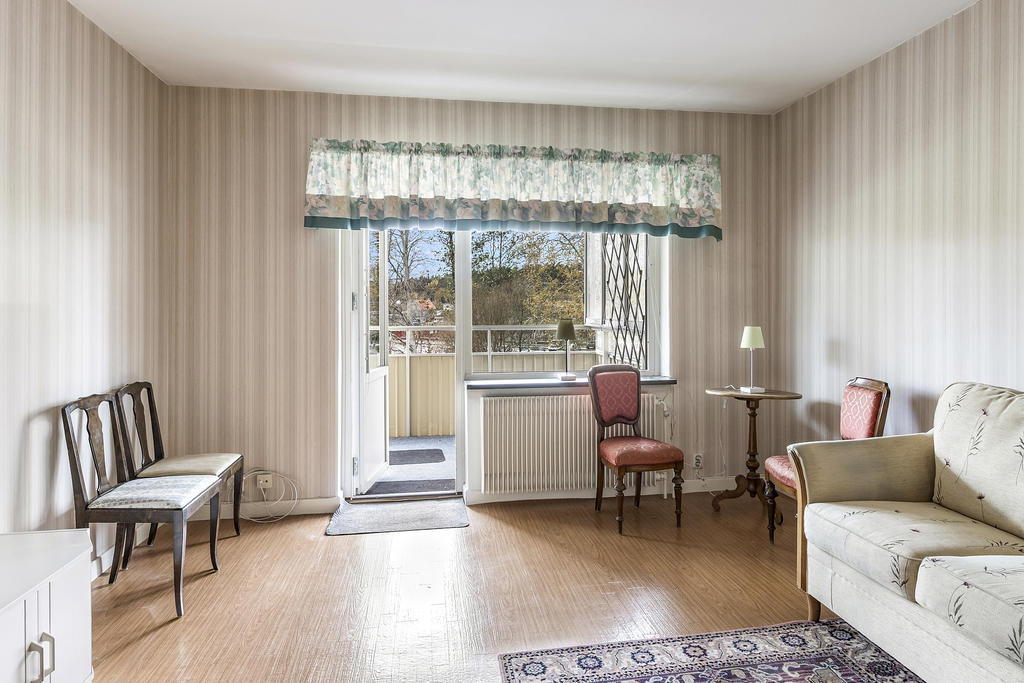 Vardagsrum med utgång till balkong