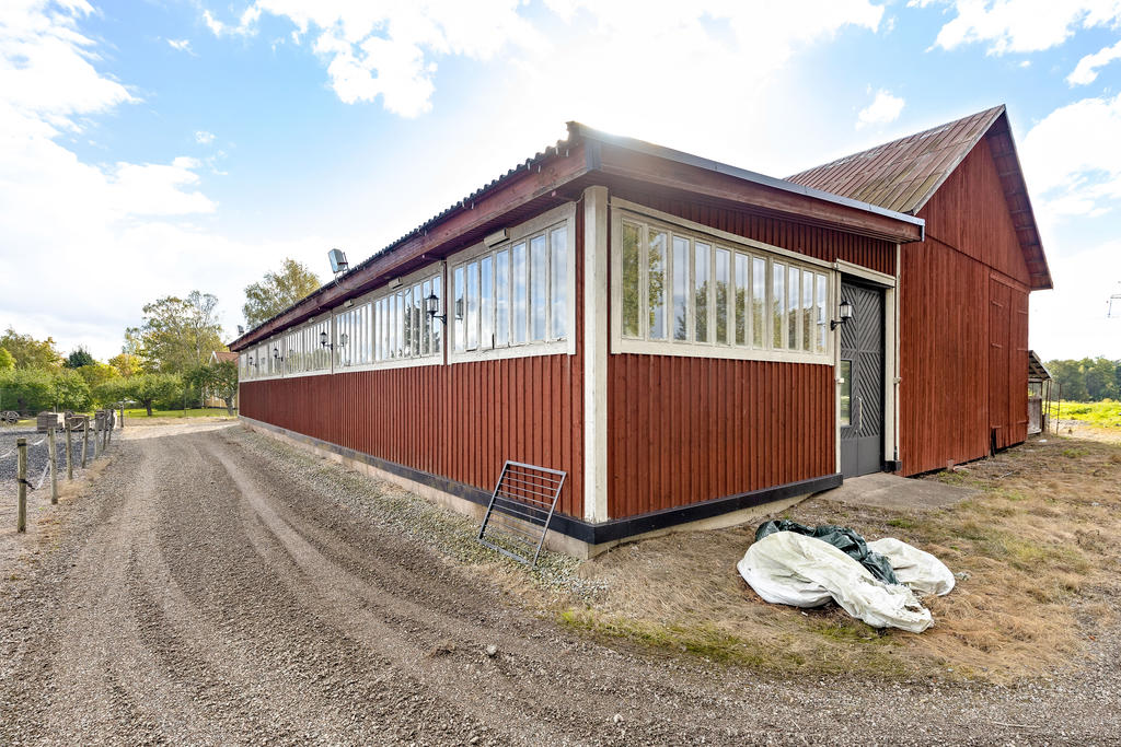Stora stallet (är idag tomt) men kan byggas enligt köparens önskemål. (Kostnad tillkommer såklart).