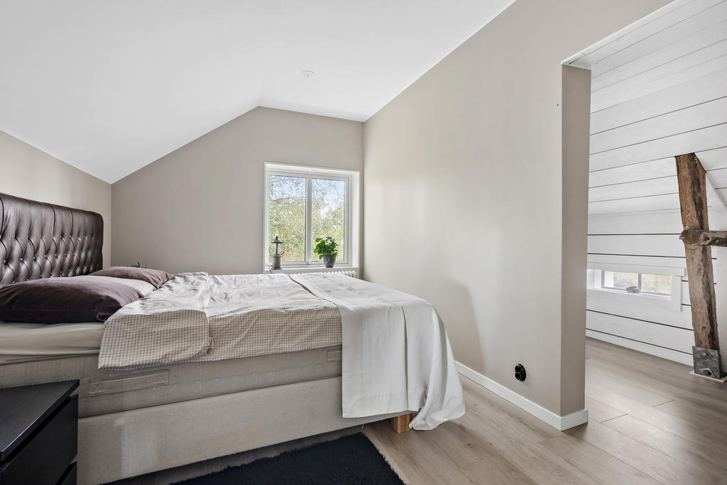 Sovrum, övre plan + walk in closet