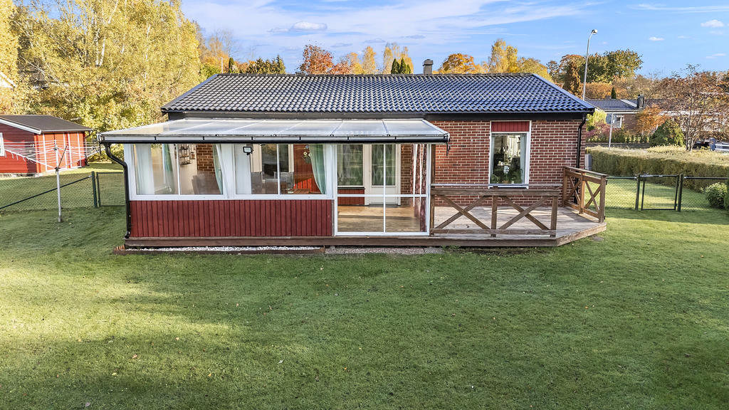 Altan både inglasad och öppen